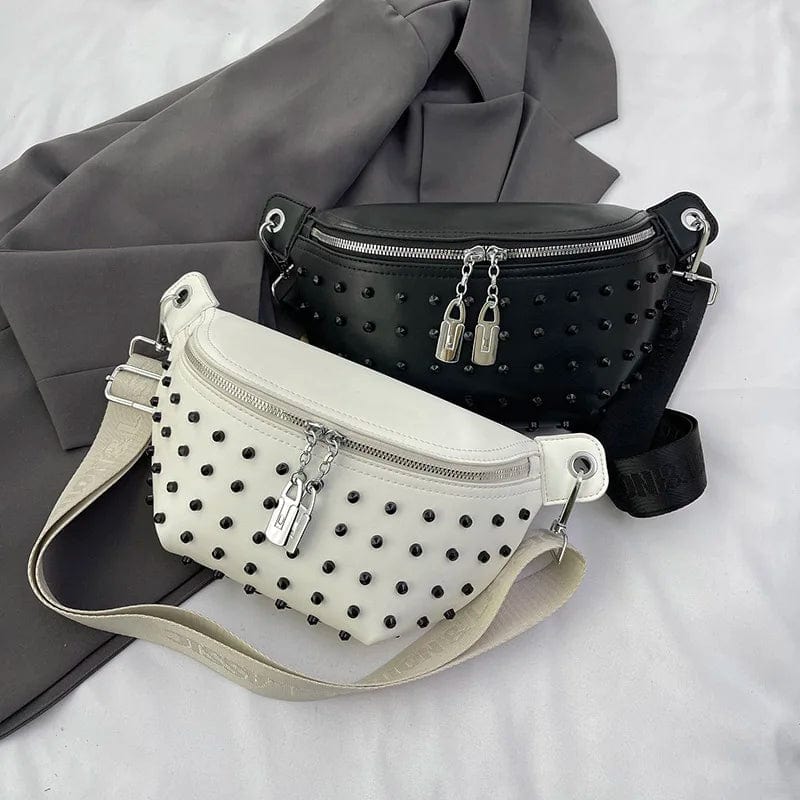 Photo studio d'un sac banane blanc en cuir vegan pour femme, posé à plat, style épuré