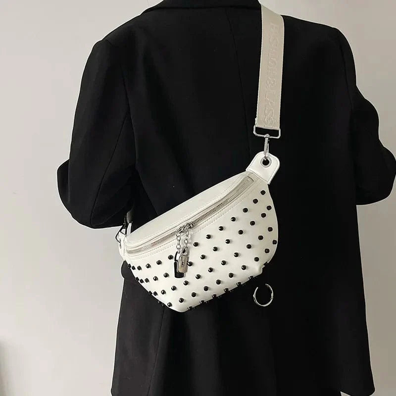 Ensemble mode femme avec sac banane tendance blanc en cuir vegan, confort et élégance