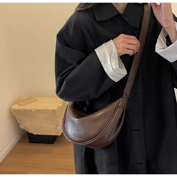 Sac banane élégant femme en similicuir marron, mode et polyvalent, vue de face chic