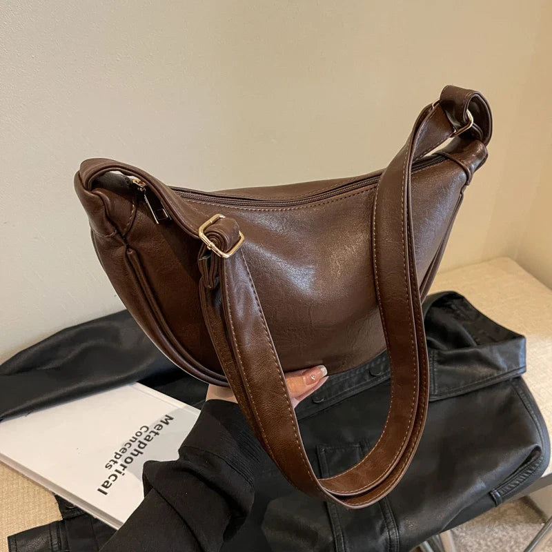 Sac banane femme marron similicuir avec bandoulière réglable, accessoire mode, gros plan