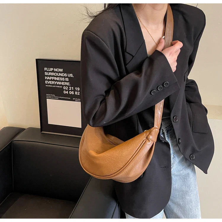 Accessoire sac banane femme marron, détail de la boucle et texture similicuir, élégant