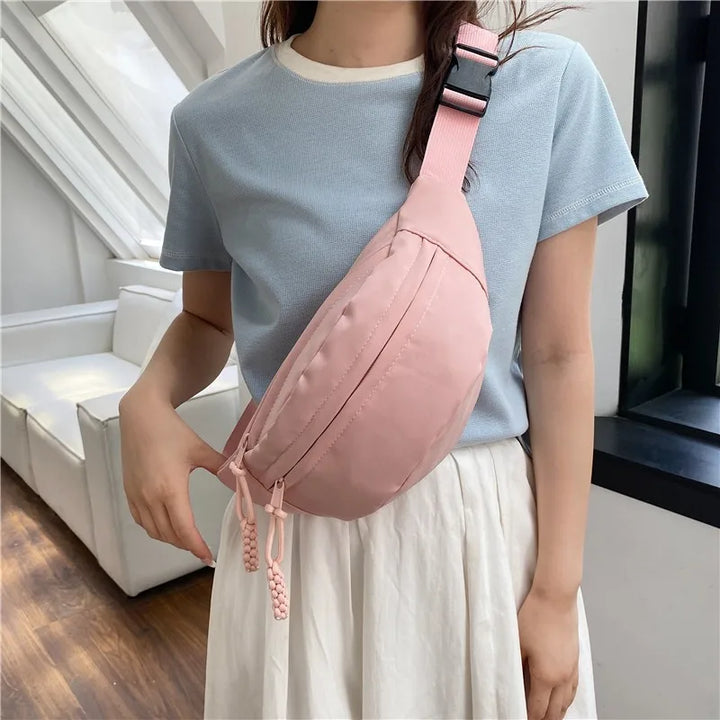 Sac banane élégant pour femme en tissu nylon, idéal pour le quotidien et la mode urbaine.