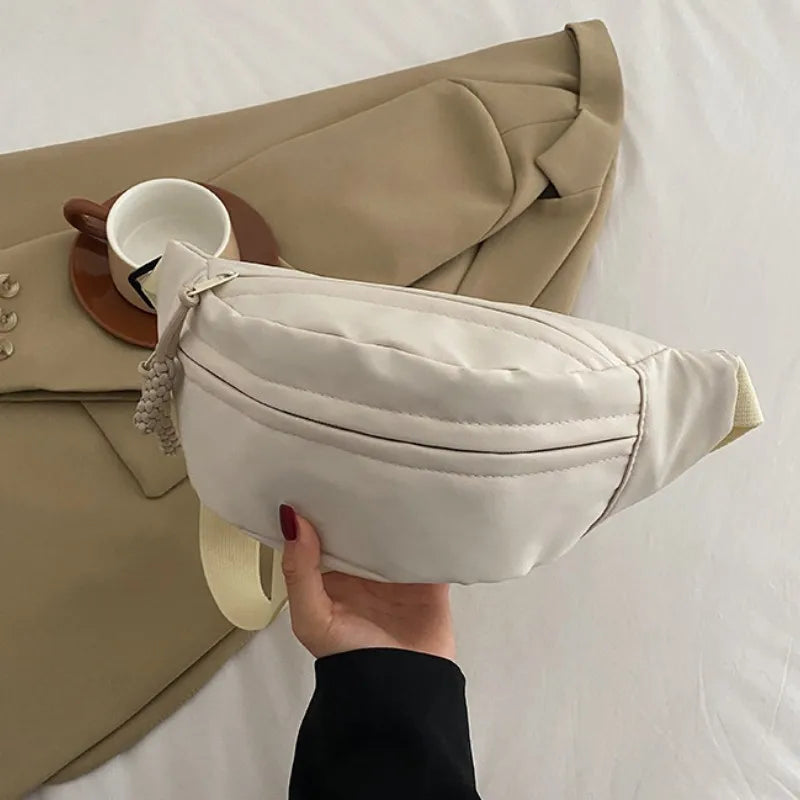 Sac banane femme en tissu nylon résistant, avec bandoulière ajustable, pour un confort optimal.