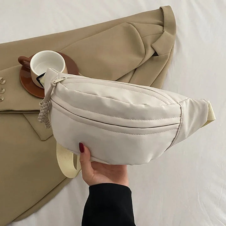 Sac banane femme en tissu nylon résistant, avec bandoulière ajustable, pour un confort optimal.