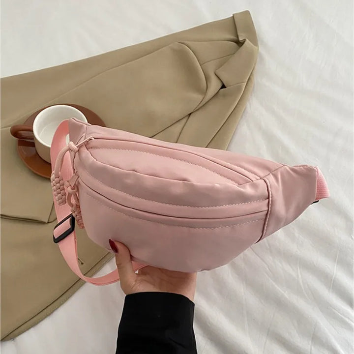 Sac banane femme léger et compact en tissu, idéal pour garder vos essentiels à portée de main.