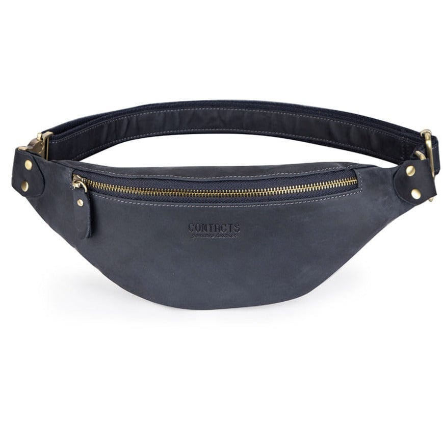 Homme portant le sac banane Lyam en cuir noir, aspect décontracté chic, accessoire mode indispensable