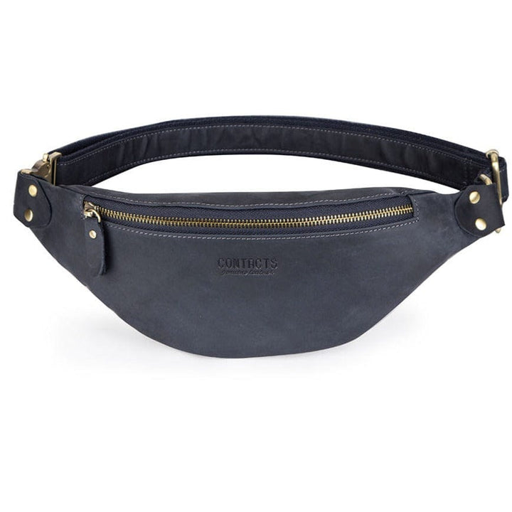 Homme portant le sac banane Lyam en cuir noir, aspect décontracté chic, accessoire mode indispensable