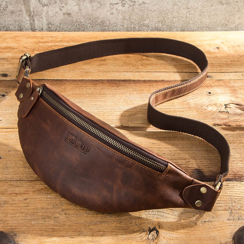 Gros plan d'un sac banane Lyam en cuir noir, coutures détaillées, parfait pour le voyage