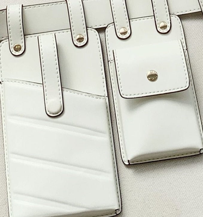 Gros plan sur la fermeture éclair argentée du sac banane Marianna en cuir PU pour femme