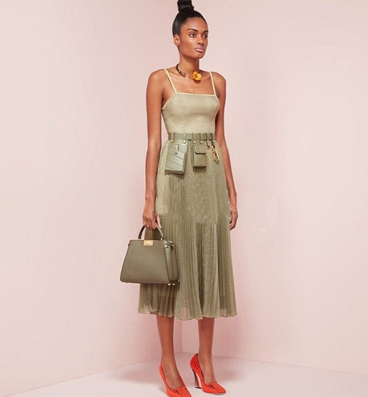 Sac banane Marianna porté par une femme, accessoire de mode chic et pratique en cuir PU