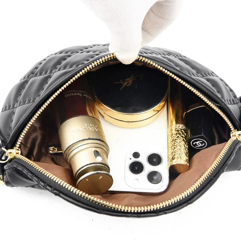 Sac à main banane matelassé noir pour femmes, parfait pour un look moderne et urbain.