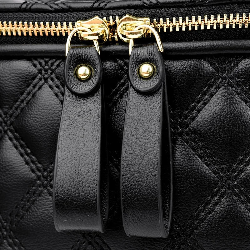 Motif matelassé détaillé sur un sac banane en cuir PU beige, ajoutant une touche de luxe.