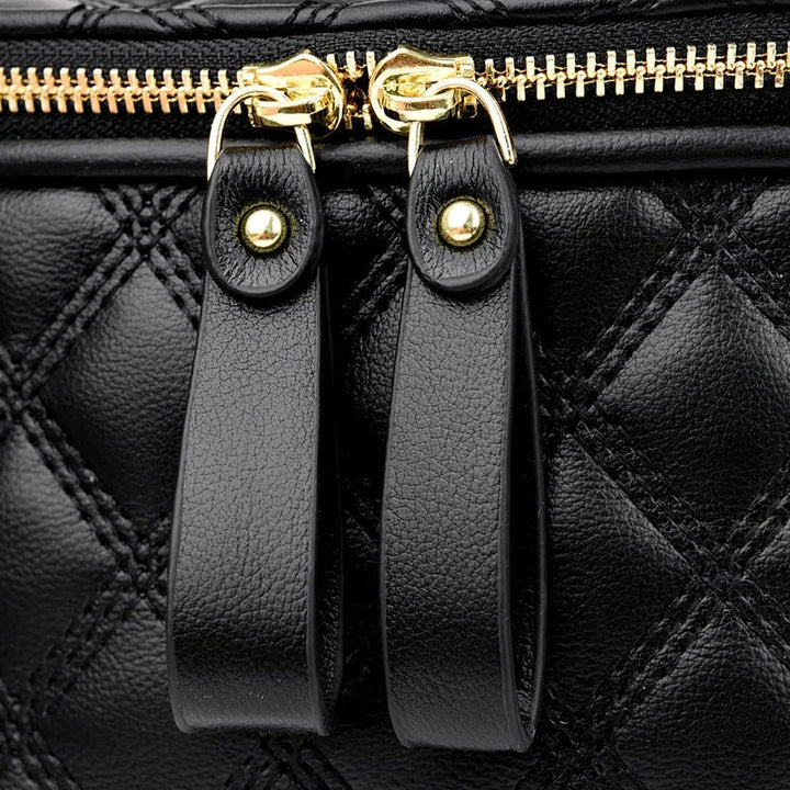 Motif matelassé détaillé sur un sac banane en cuir PU beige, ajoutant une touche de luxe.