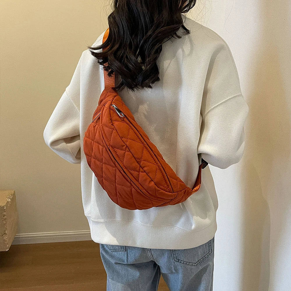 Sac banane matelassé noir pour femme, idéal voyage et usage quotidien. Léger et pratique.