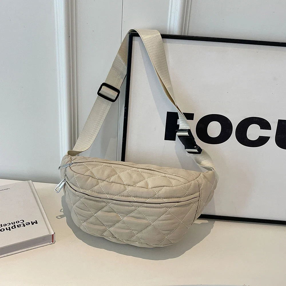 Sac banane femme pratique et matelassé en nylon, idéal pour garder vos objets essentiels en sécurité.