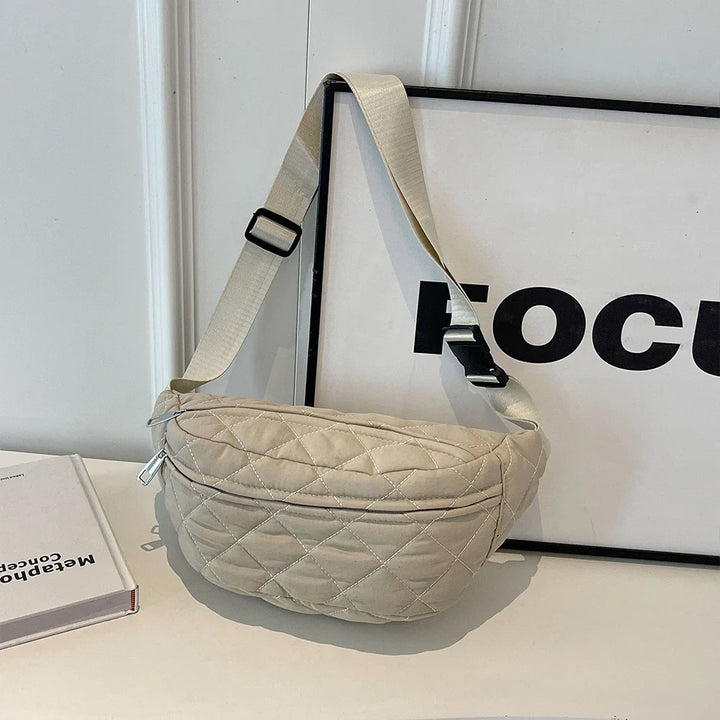 Sac banane femme pratique et matelassé en nylon, idéal pour garder vos objets essentiels en sécurité.