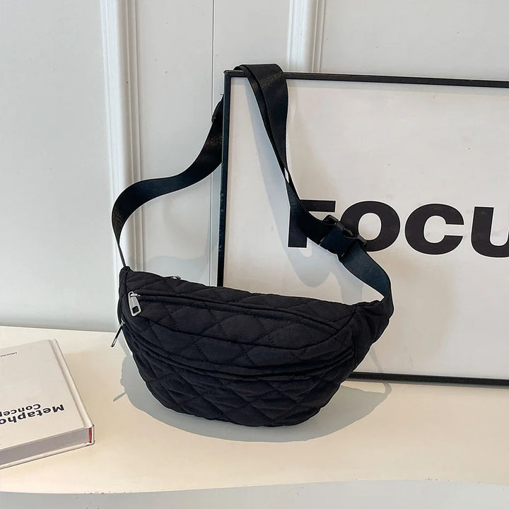 Sac banane élégant pour femme, matelassé et en nylon, idéal pour un look urbain ou de voyage.