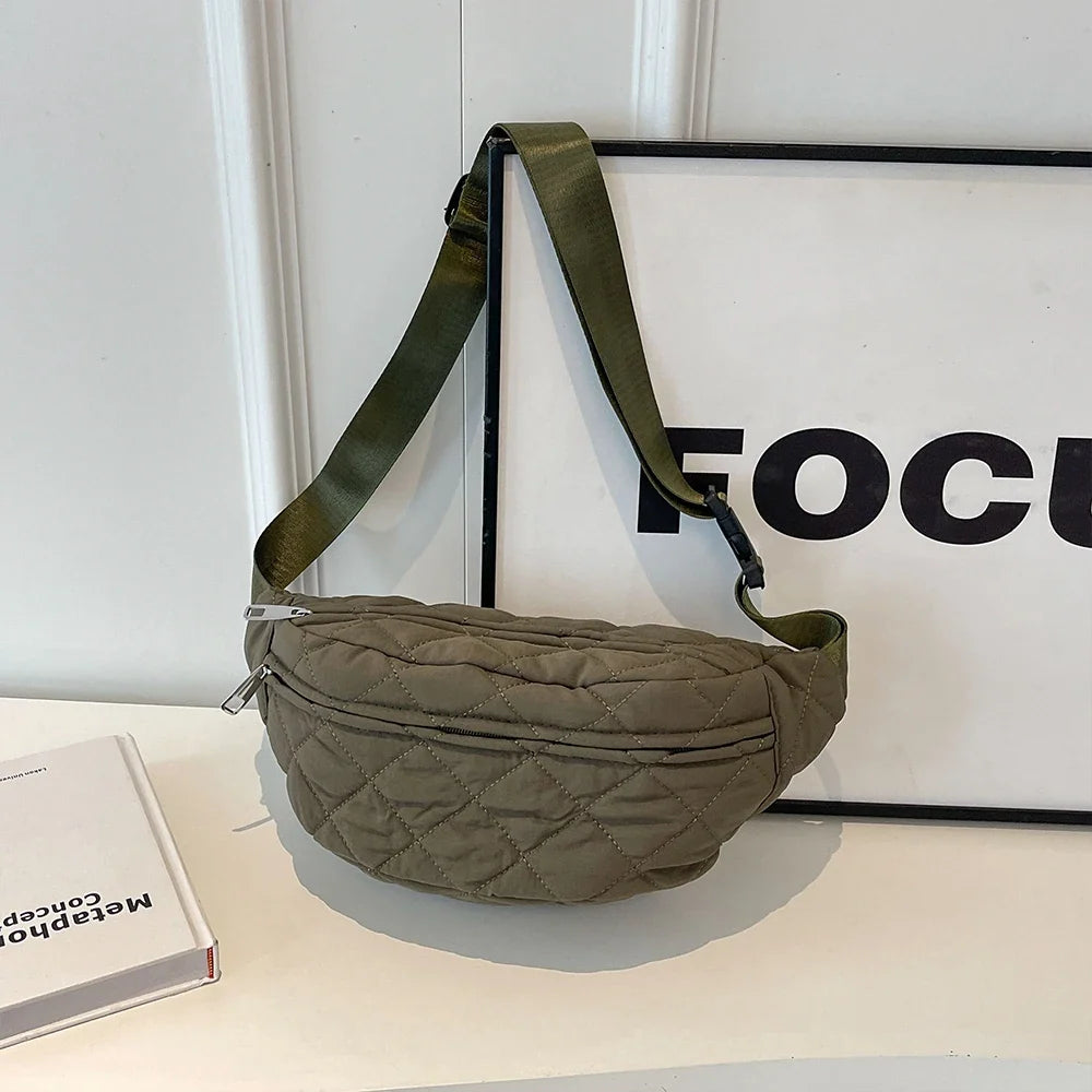 Sac banane femme noir matelassé, parfait pour la ville ou comme sac de voyage léger et fonctionnel.