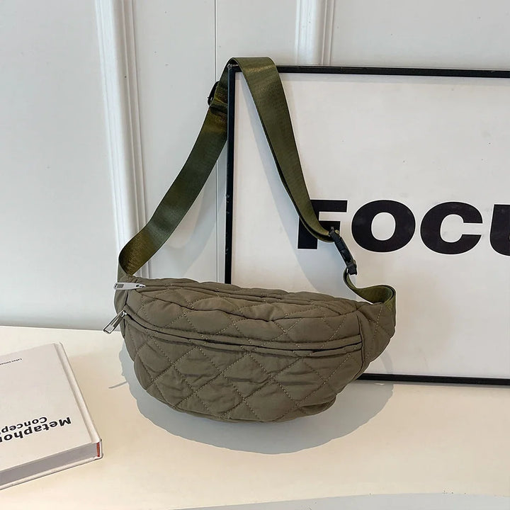Sac banane femme noir matelassé, parfait pour la ville ou comme sac de voyage léger et fonctionnel.