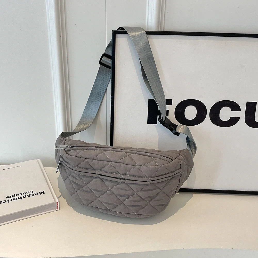 Accessoire mode femme : sac banane matelassé, pratique pour le voyage ou le quotidien actif.