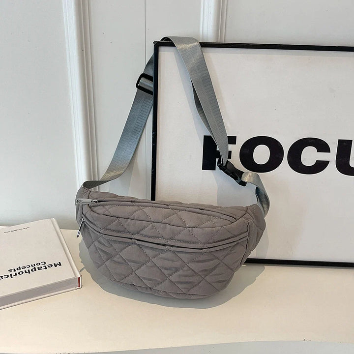 Accessoire mode femme : sac banane matelassé, pratique pour le voyage ou le quotidien actif.