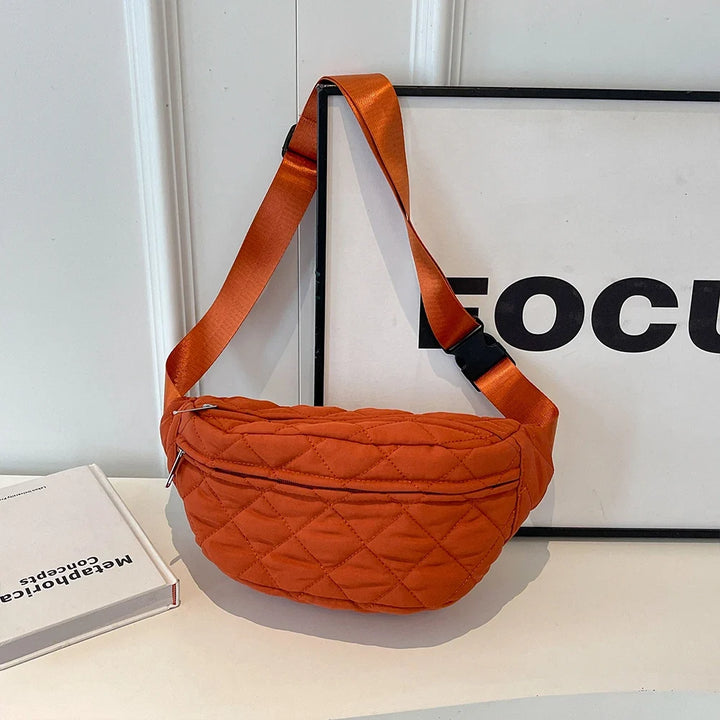 Sac banane femme en nylon matelassé, parfait pour la ville ou voyage. Accessoire mode bandoulière.