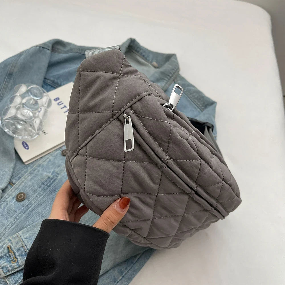 Sac banane élégant femme matelassé, idéal pour vos essentiels de voyage ou quotidiens.