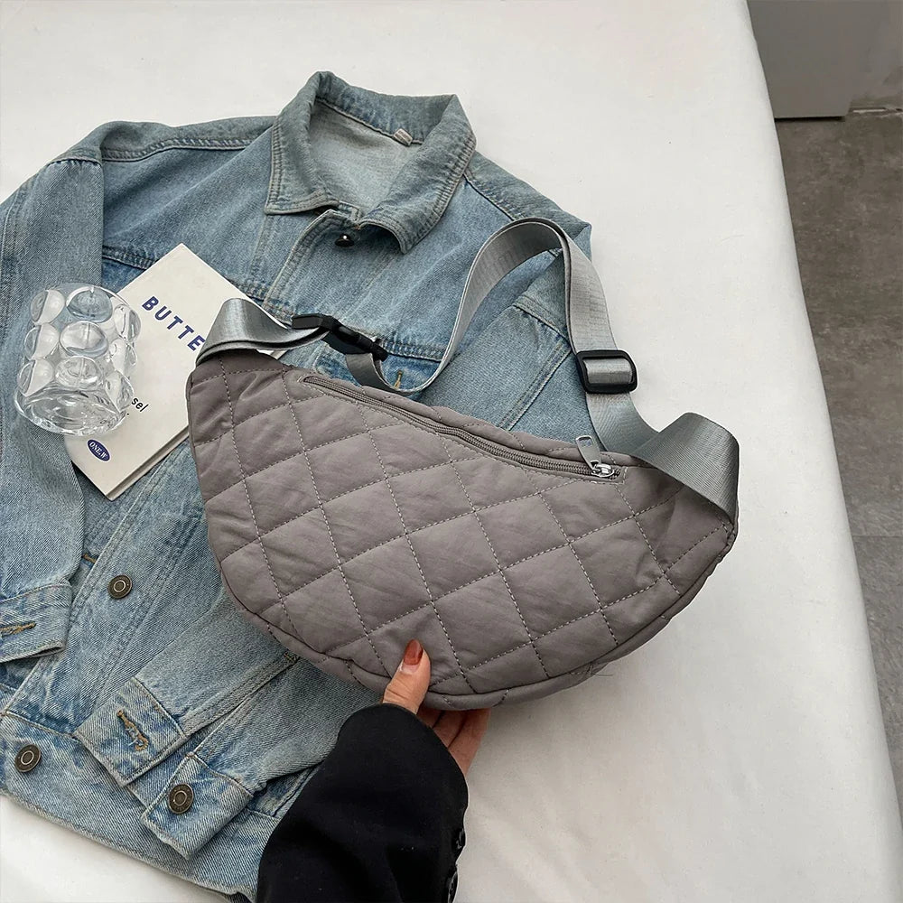 Sac banane femme matelassé noir avec bandoulière réglable, parfait pour le voyage.