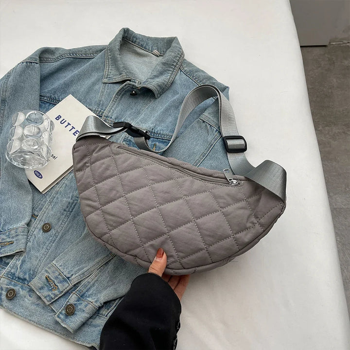 Sac banane femme matelassé noir avec bandoulière réglable, parfait pour le voyage.
