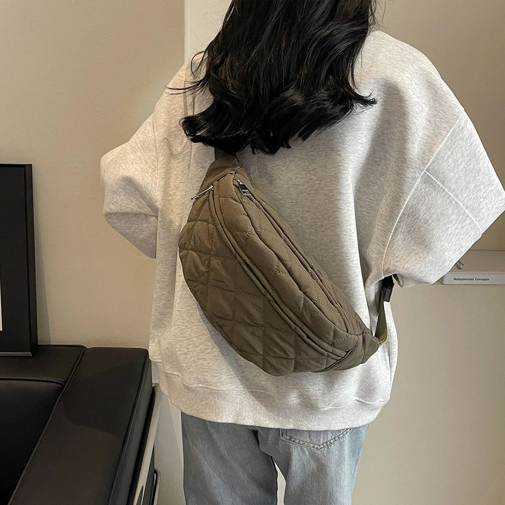 Sac banane léger et matelassé pour femme, idéal comme sac de voyage ou pour le quotidien.