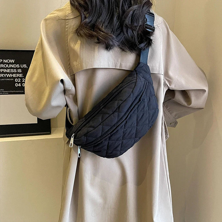 Sac banane femme en nylon matelassé, un accessoire de mode pratique pour le voyageur.