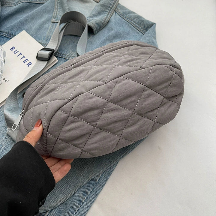Sac banane matelassé pour femme, un compagnon de voyage léger et élégant pour vos sorties.