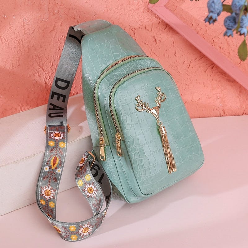 Sac banane chic noir en cuir vegan, parfait pour femme, avec détails raffinés, style moderne.
