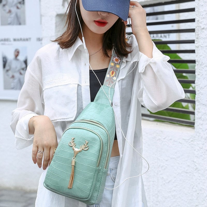 Sac banane porté à la taille par une femme, en cuir vegan noir, style contemporain et chic.