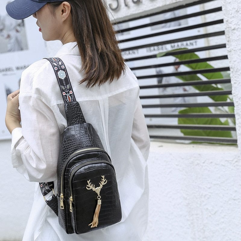 Vue de côté d'un sac banane en cuir vegan blanc, montrant sa forme moderne et son volume compact.