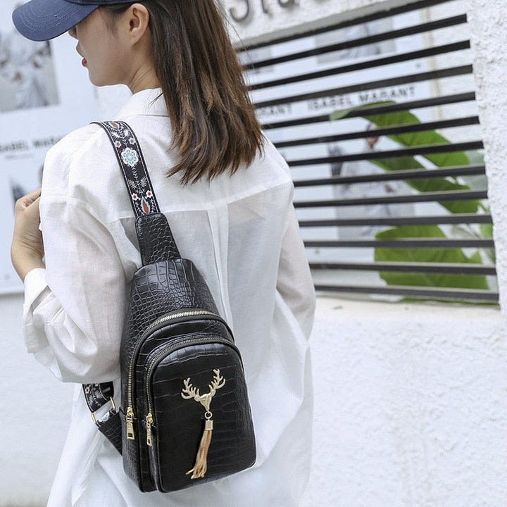 Vue de côté d'un sac banane en cuir vegan blanc, montrant sa forme moderne et son volume compact.