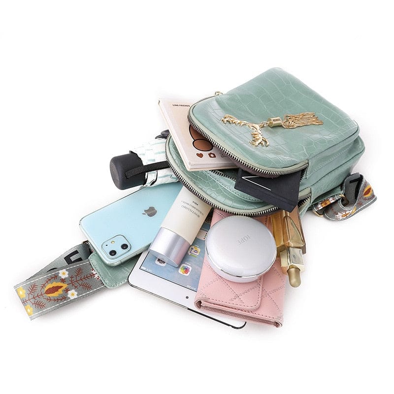 Sac banane ouvert, révélant l'intérieur et la qualité du cuir vegan, accessoire femme polyvalent.