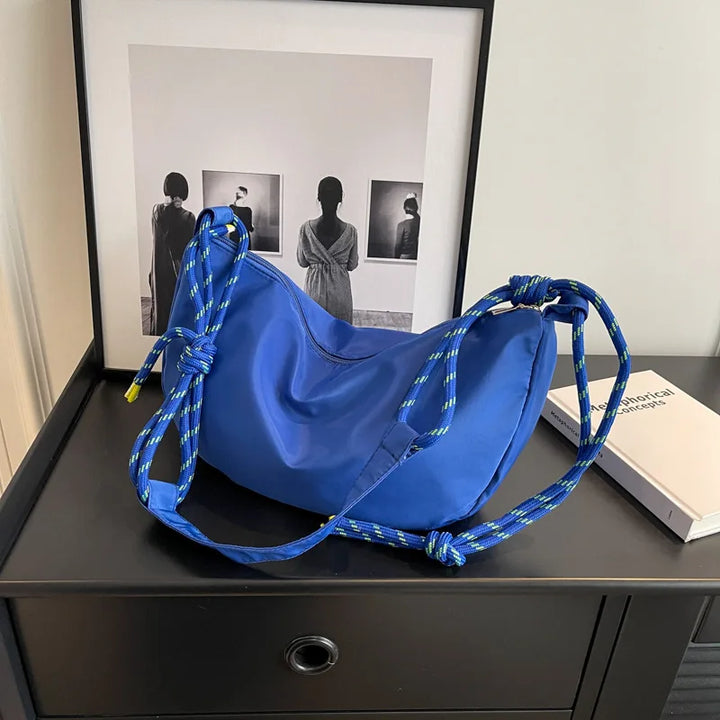 Sac banane moderne en toile pour femme, couleur beige, avec sangle réglable, style décontracté et urbain.