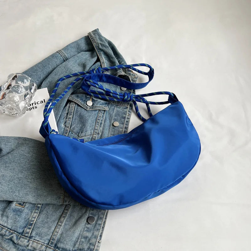 Sac banane femme en toile de nylon, couleur unie, résistant à l'eau, idéal pour les activités extérieures.