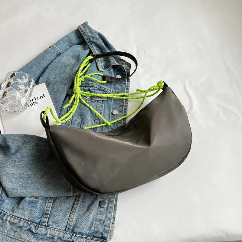 Sac à la taille en toile pour femme, marron, avec plusieurs poches, parfait pour un look casual et fonctionnel.