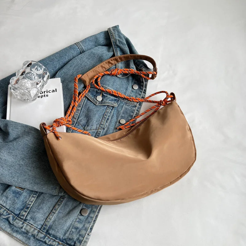 Sac banane élégant en toile pour femme, couleur terracotta, avec bandoulière réglable, accessoire mode unique.