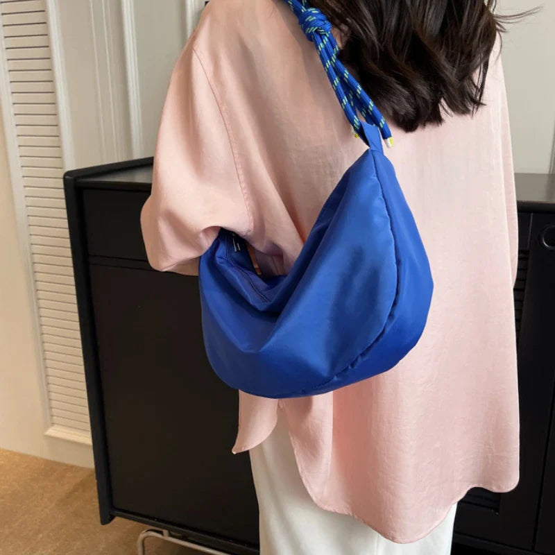 Sac banane léger en toile de nylon, idéal pour femme, avec compartiments zippés, parfait pour les voyages.