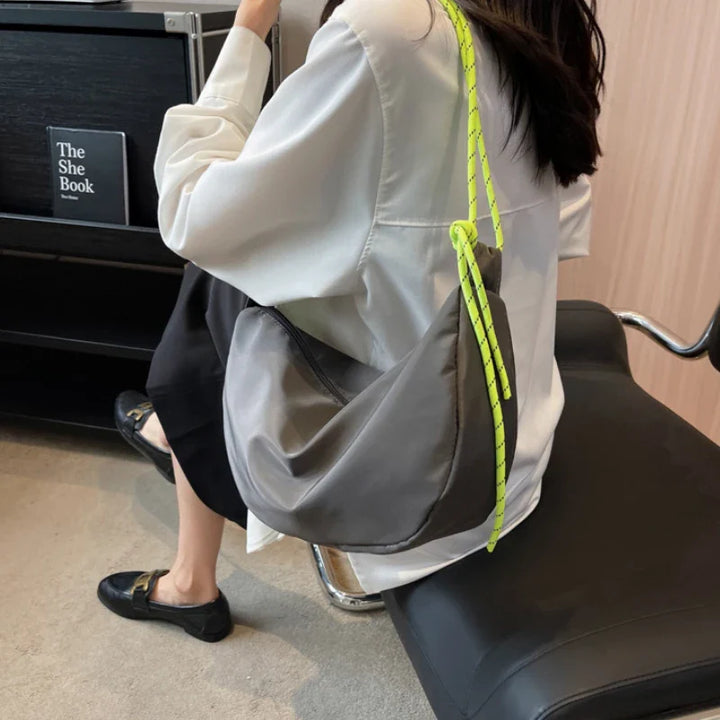 Sac bandoulière tendance pour femme, en toile résistante, couleur noire, pour un look mode et pratique.