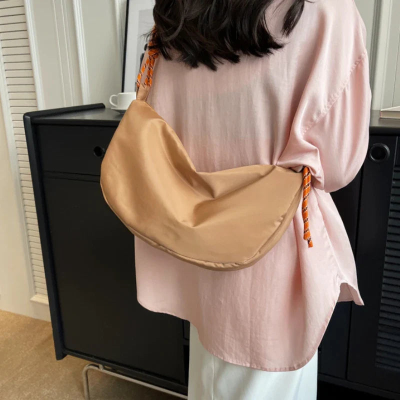 Accessoire femme: sac banane polyvalent en toile, couleur kaki, design épuré, parfait pour le quotidien.