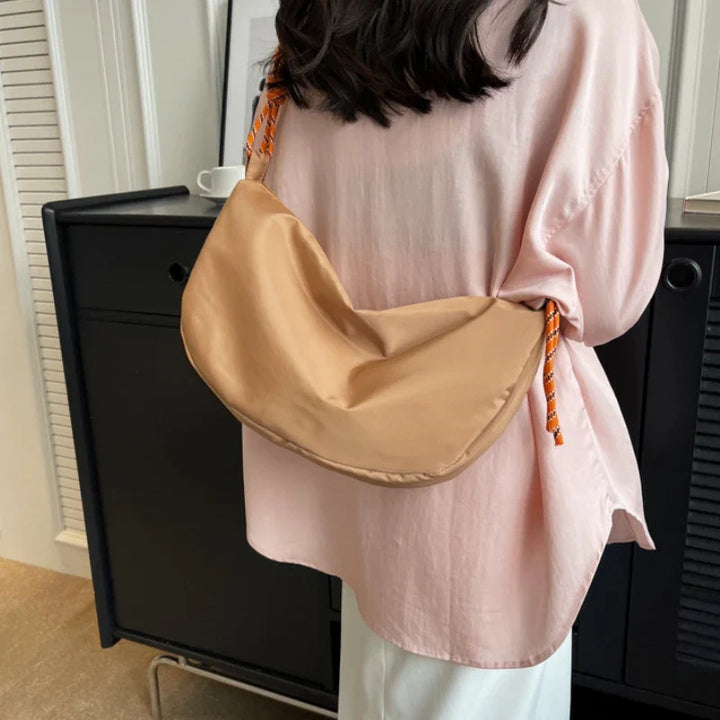 Accessoire femme: sac banane polyvalent en toile, couleur kaki, design épuré, parfait pour le quotidien.