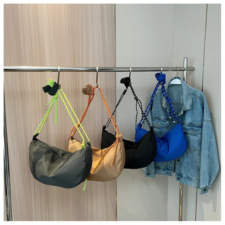 Sac de voyage compact pour femme, en toile durable, modèle sac banane noir, pratique et sécurisé.