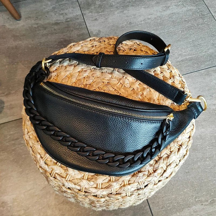 Sac banane noir en cuir véritable pour femme, style élégant et mode, avec poches zippées.