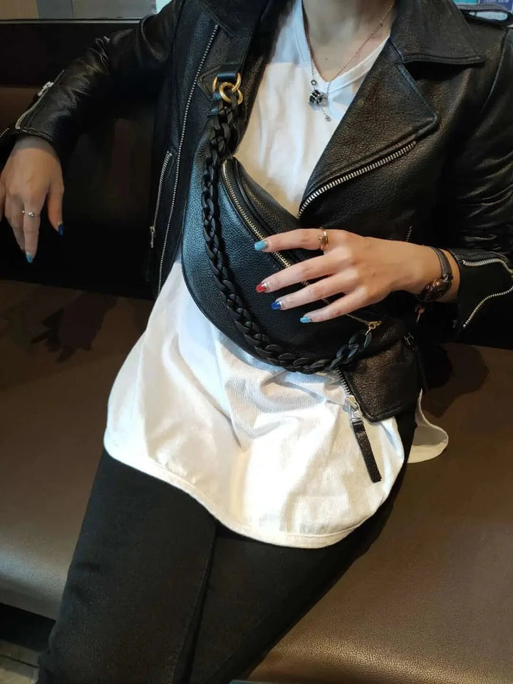 Accessoire mode femme: sac banane en cuir véritable noir, finition soignée, polyvalent.