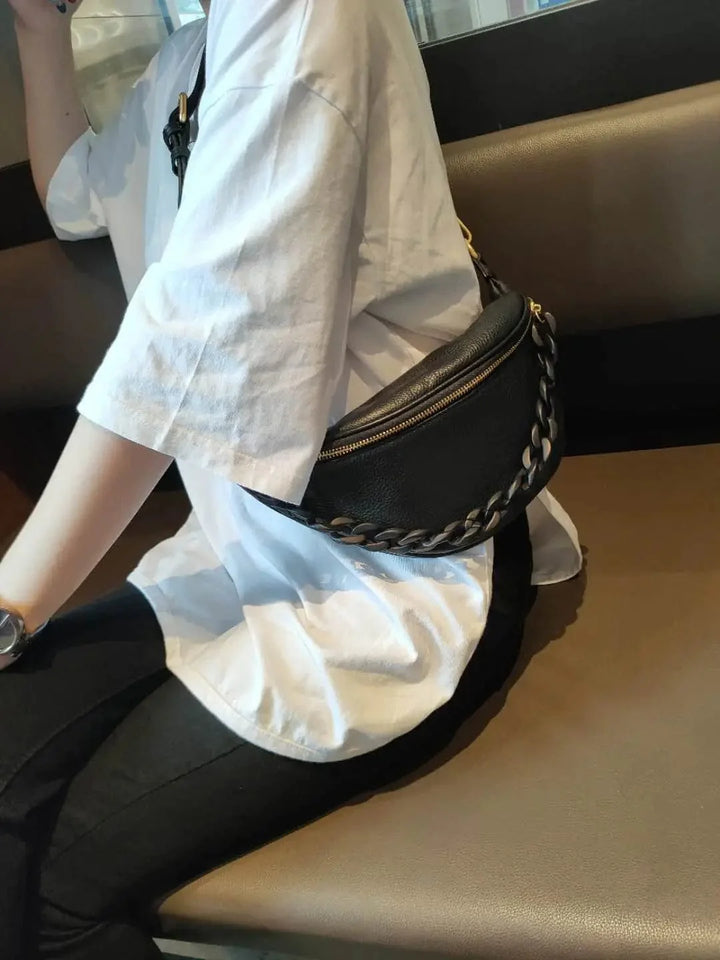 Sac banane en cuir véritable pour femme, couleur noire intemporelle, alliant pratique et esthétique.