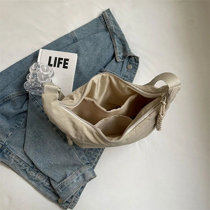 Sac banane femme en nylon déperlant, oversize, protège vos affaires de l'humidité et pluie.